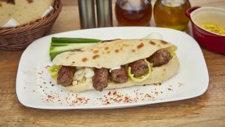 Pet ćevapa u somunu